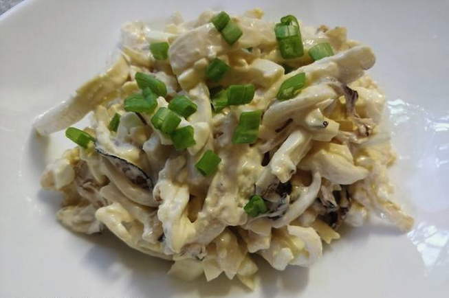 Ингредиенты для салата из кальмаров с огурцом и яйцом и сыром