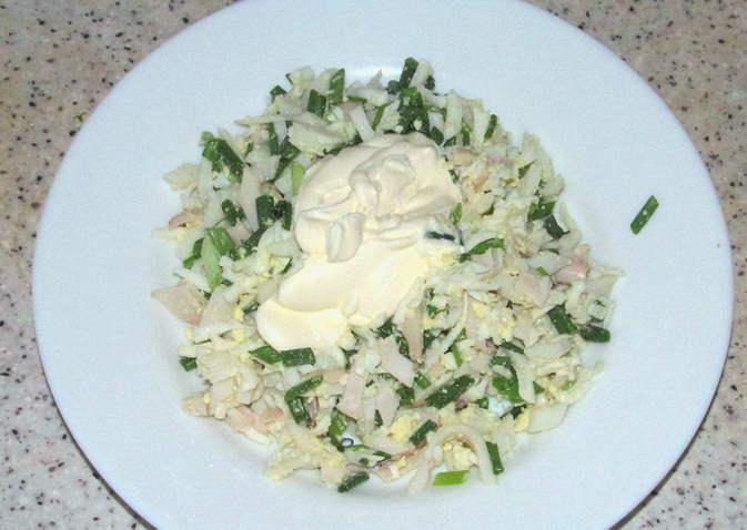 Салат с кальмарами, яйцами и зелёным луком - Лайфхакер
