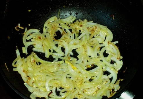 Салат с кальмарами, яйцом, сыром и луком