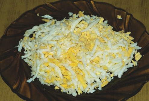 Салат с кальмарами, яйцом, сыром и луком