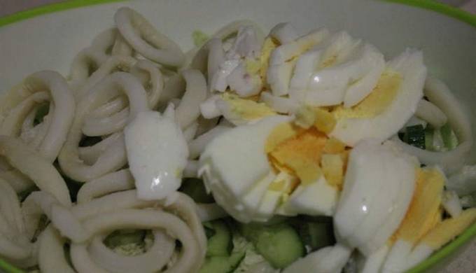 Салат с кальмарами, яйцом, огурцом и пекинской капустой