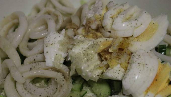 Салат с кальмарами, яйцом, огурцом и пекинской капустой
