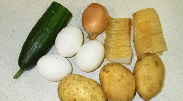 Салат с кальмарами, картошкой, яйцом и огурцом