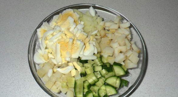Салат с кальмарами, картошкой, яйцом и огурцом