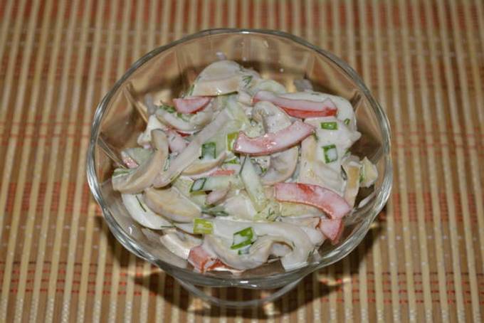 Вкусный салат из кальмаров с яйцом и огурцом