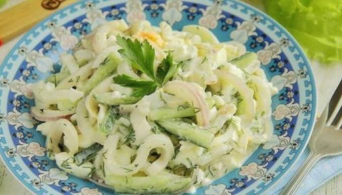 Салат с кальмаром и зеленым луком