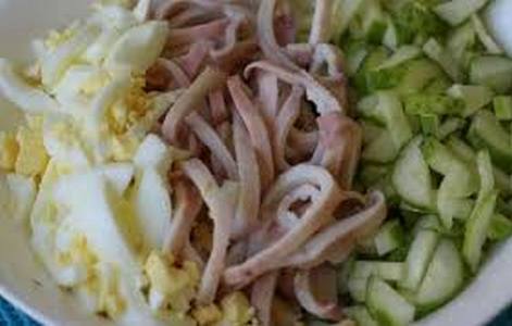 Салат с кальмарами, яйцом, огурцом и зеленым горошком