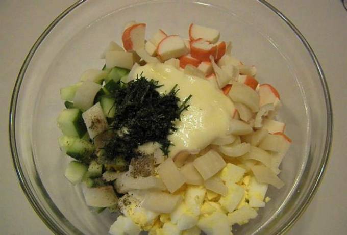 Салат с кальмарами, крабовыми палочками, яйцом, огурцом