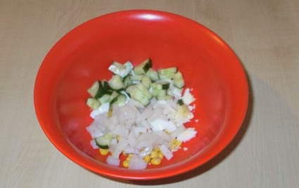Салат с кальмарами, кукурузой, яйцом и огурцом