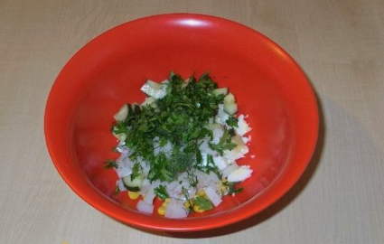 Салат с кальмарами, кукурузой, яйцом и огурцом