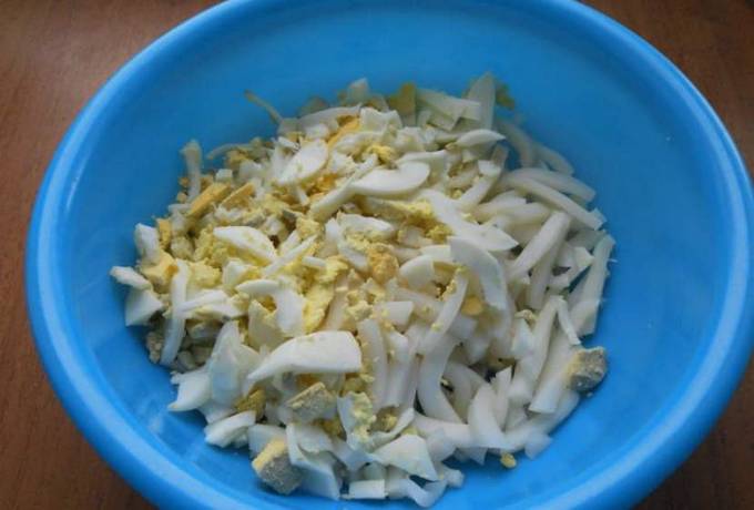 Как приготовить Вкусный салат из кальмаров с яйцом и огурцом рецепт пошагово