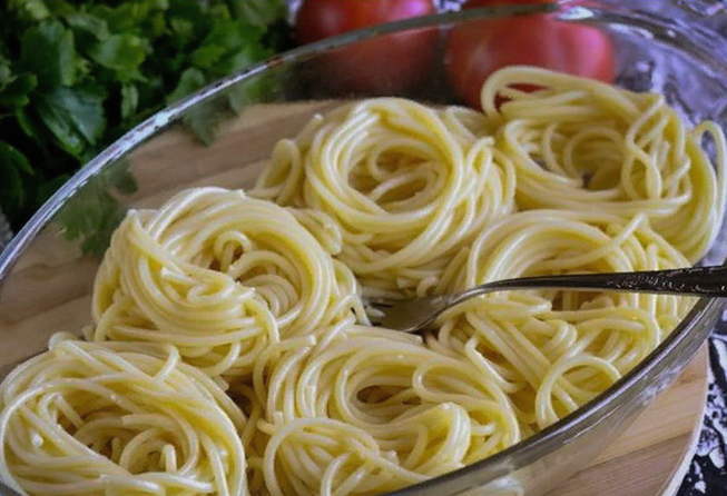 Гнезда из спагетти с фаршем и сыром