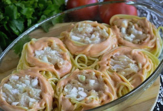 Гнезда из спагетти с фаршем и сыром