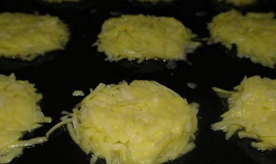 Картофельные гнезда с фаршем и сыром