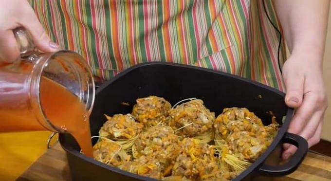 Гнезда с фрикадельками в сметанном соусе на сковороде