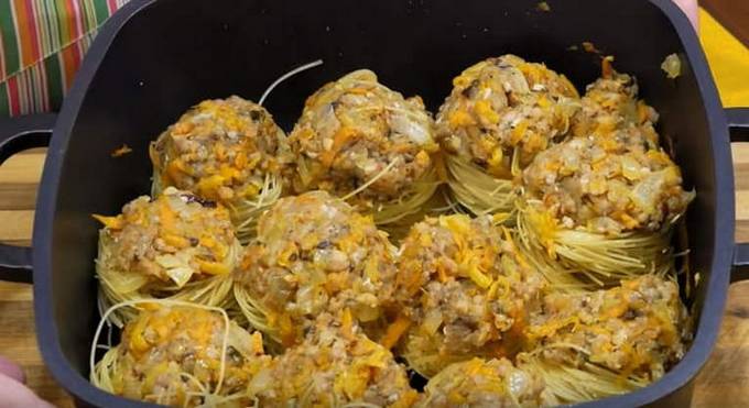 Гнезда из макарон с фаршем и сыром на сковороде