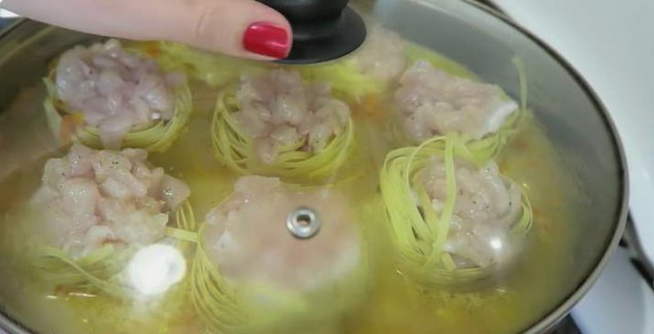 Как приготовить макароны-гнезда с фаршем на сковороде