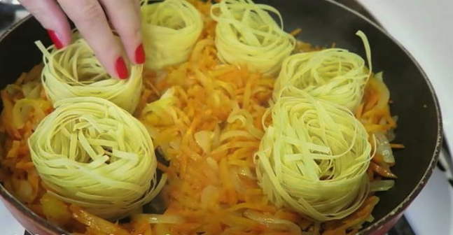 Как приготовить макароны-гнезда с фаршем на сковороде