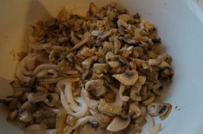 Салат с кальмарами, сыром и грибами