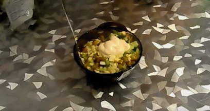 Салат с консервированным кальмаром, яйцом и огурцом