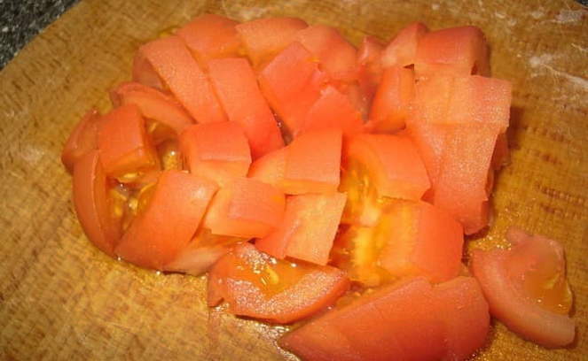Салат с кальмарами, помидорами и чесноком
