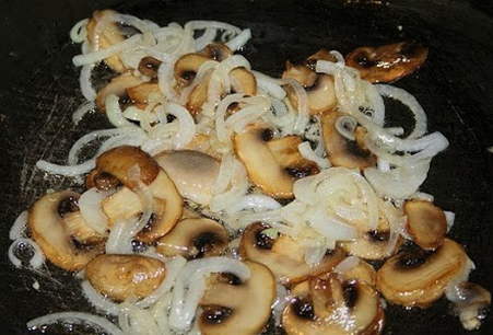 Салат с кальмарами, грибами и жареным луком