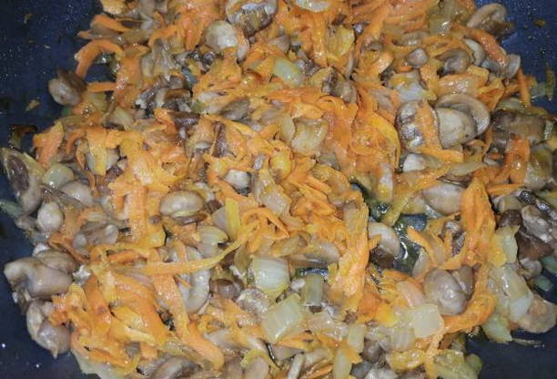 Салат с кальмарами, грибами и морковью