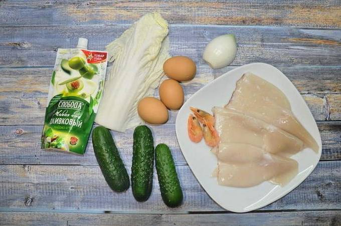 Салат с кальмарами, маринованным луком и яйцом