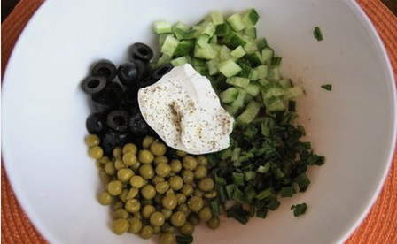 Салат с креветками и маслинами