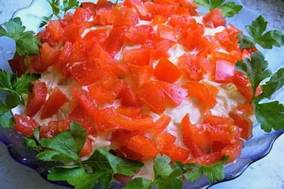 Салат с креветками, помидорами и майонезом