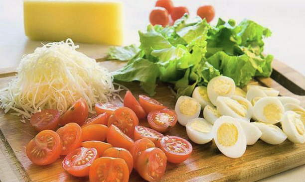 Салат с креветками, помидорами, сыром и яйцами