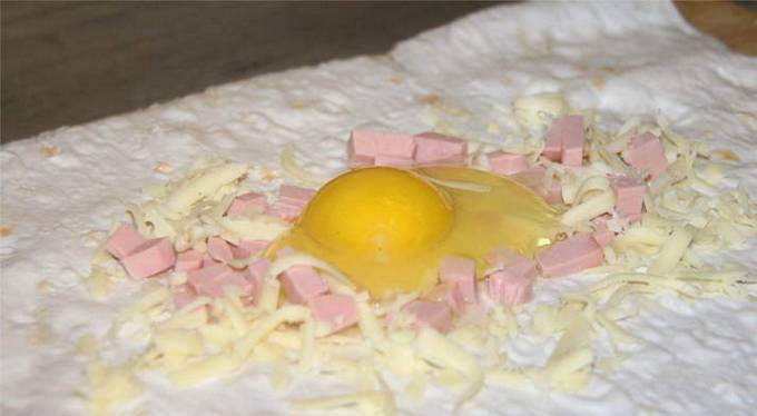 Завтрак из лаваша с колбасой, сыром и яйцом сковороде