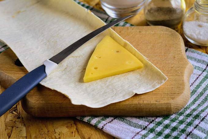 Треугольники из лаваша с сыром на сковороде