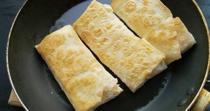 Конвертики из лаваша с колбасой и сыром на сковороде