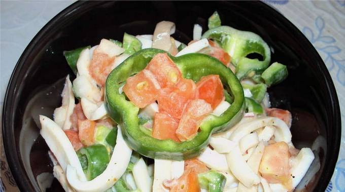 Вкусный Рецепт: Острый салат с кальмарами и сладким перцем