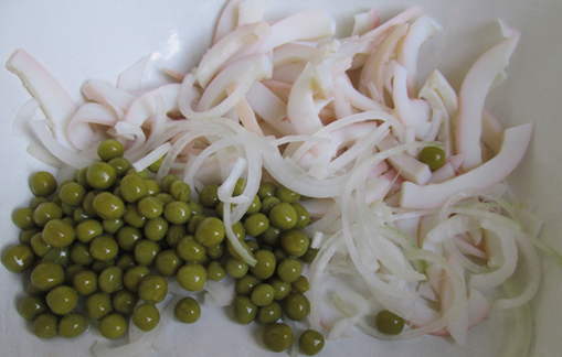 Салат с кальмарами, зеленым горошком и луком