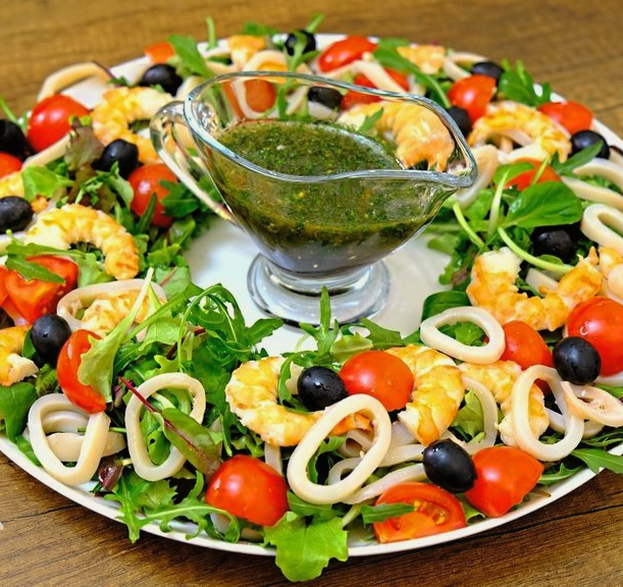 Салат с кальмарами, креветками и помидорами - рецепт приготовления с пошаговыми фото