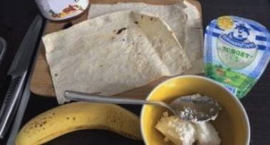 Конвертики из лаваша с творогом и бананом на сковороде