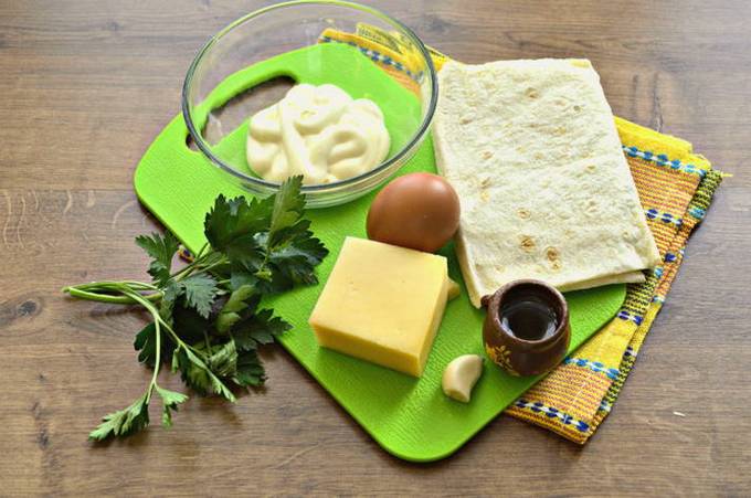 Конвертики из лаваша с творогом, сыром и зеленью на сковороде