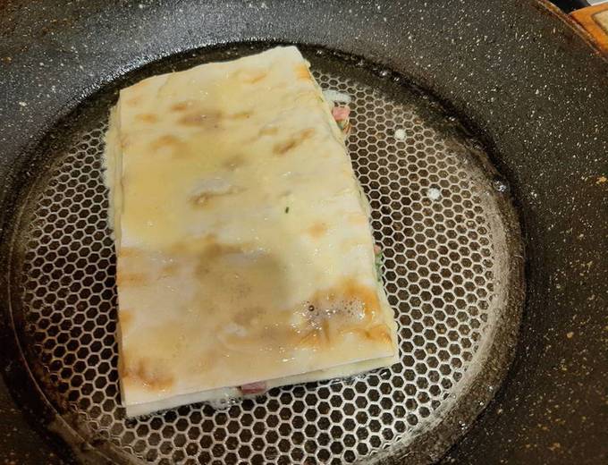 Конвертики из лаваша с колбасой, сыром и яйцом на сковороде
