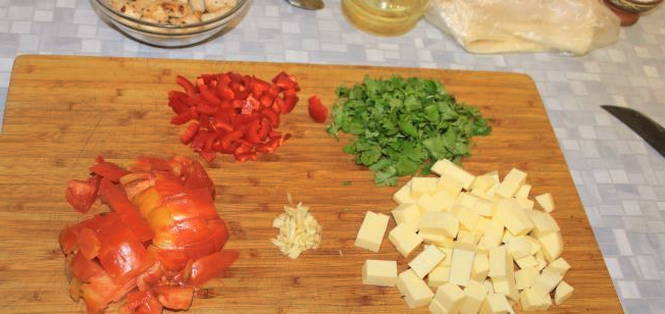 Конвертики из лаваша с курицей, помидорами и сыром