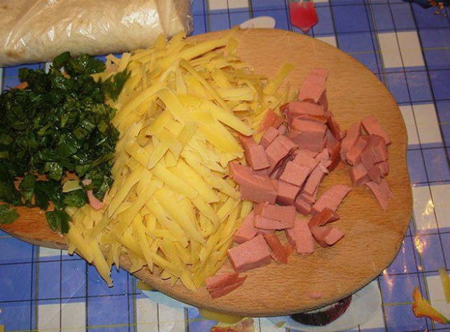 Трубочки из лаваша с колбасой и сыром на сковороде