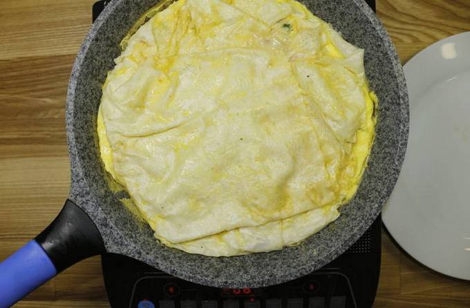 Пицца из лаваша с яйцом на сковороде