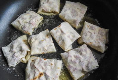 Пирожки из лаваша с сыром и колбасой на сковороде