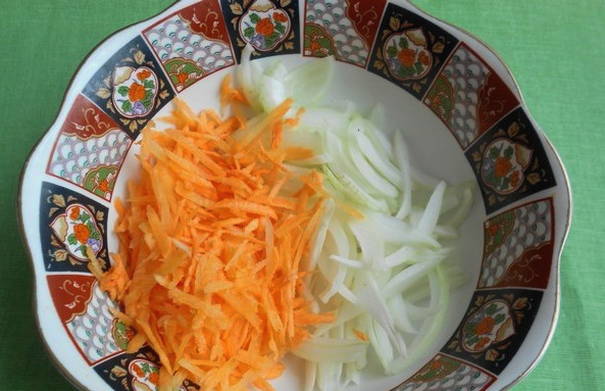 Ежики из фарша и риса со сметаной и томатный соусом на сковороде