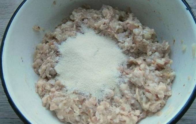 Ёжики из фарша с рисом в сметанном соусе на сковороде: 8 фото в рецепте