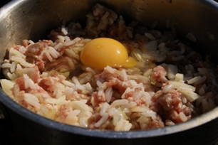 Ежики с фаршем и рисом в сметане и томатной пасте в духовке