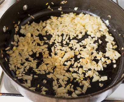 Ежики с фаршем и рисом в сметанном соусе в кастрюле