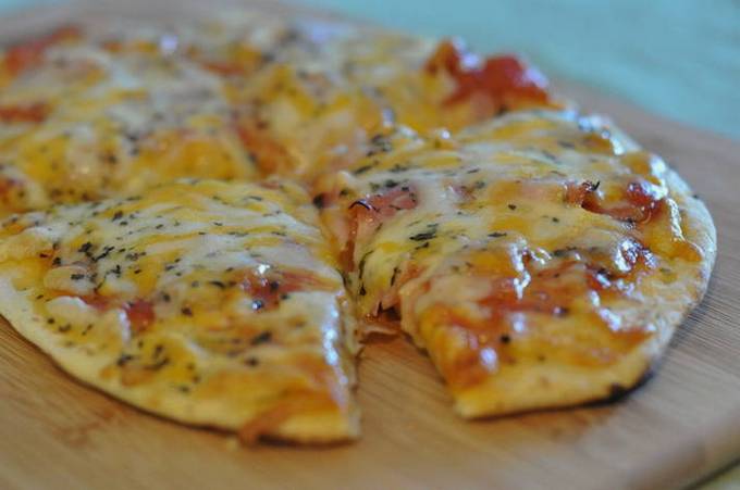 Пицца с колбасой сыром помидорами в духовке