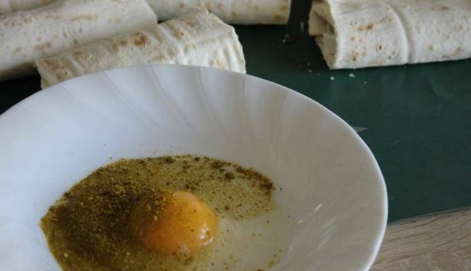 Пирожки из лаваша с луком и яйцом на сковороде